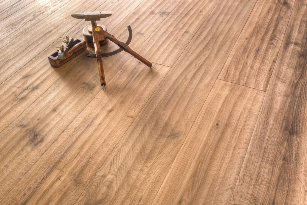 pavimento in vero legno parquet piallato a mano con sopra strumenti da falegname