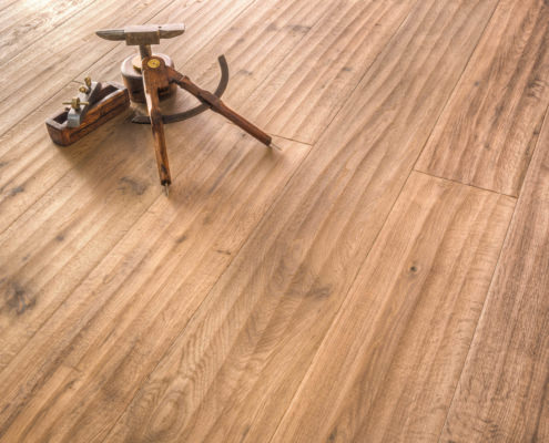pavimento in vero legno parquet piallato a mano con sopra strumenti da falegname
