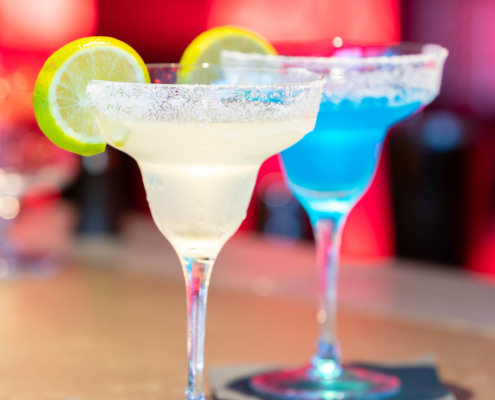 Fotografo cocktails su fondo rosso ambientati bicchieri bar