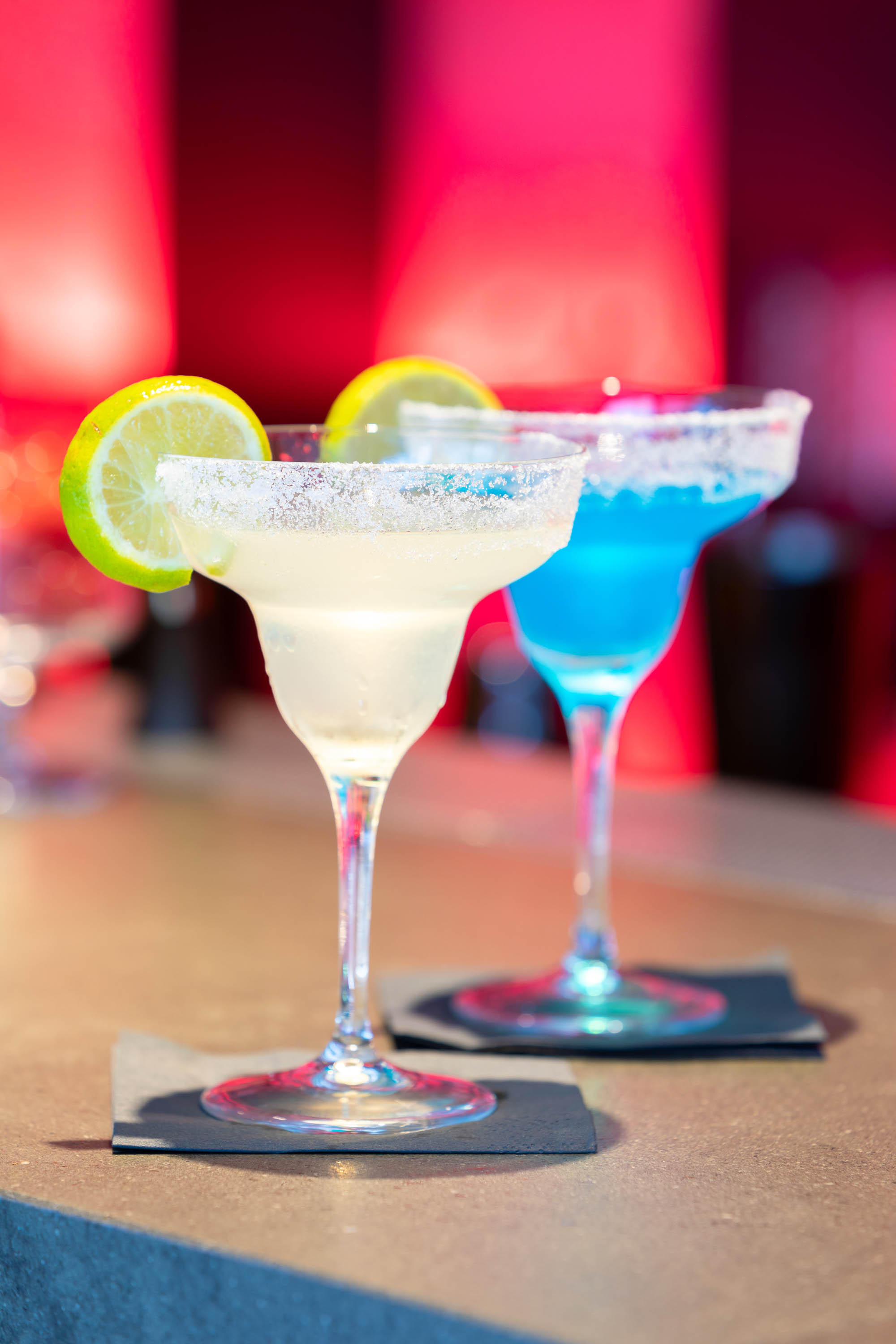 Fotografo cocktails su fondo rosso ambientati bicchieri bar