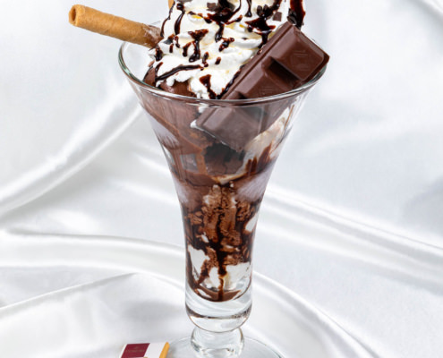 Fotografo coppa gelato alla cioccolata con cioccolatini marca domori