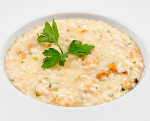 Piatto rotondo di risotto di pesce