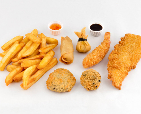 Foto di un Fritto misto con pesce, crocchette e patatine fritte su fondo bianco per pubblicità