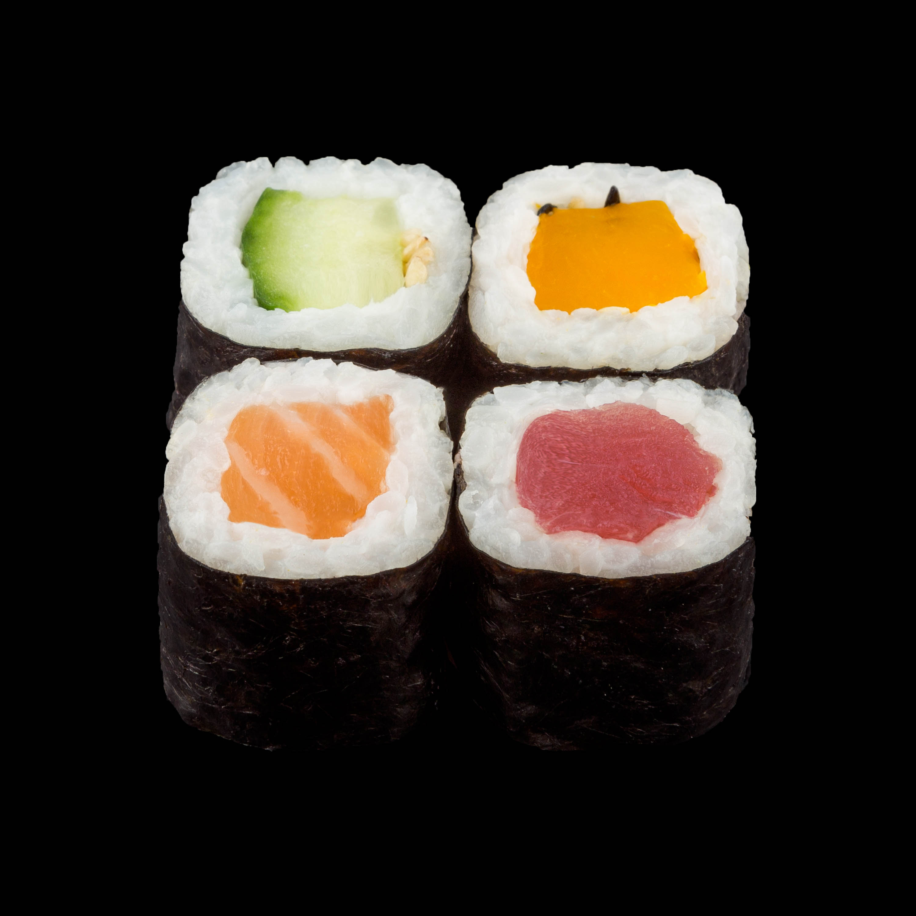 Fotografo sushi pesce pezzi crudi con riso bianco su fondo nero o bianco