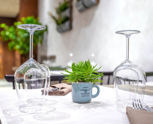 Servizi fotografici ristorante con tavola minimalista e bicchieri da vino