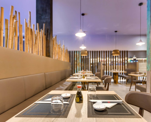 Servizi fotografici ristorante foto del tavolo in primo piano con sushi giapponese sullo sfondo