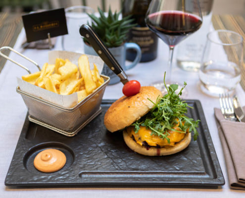 Servizi fotografici ristoranti piatto di patatine fritte con salsa e hamburger gourmet