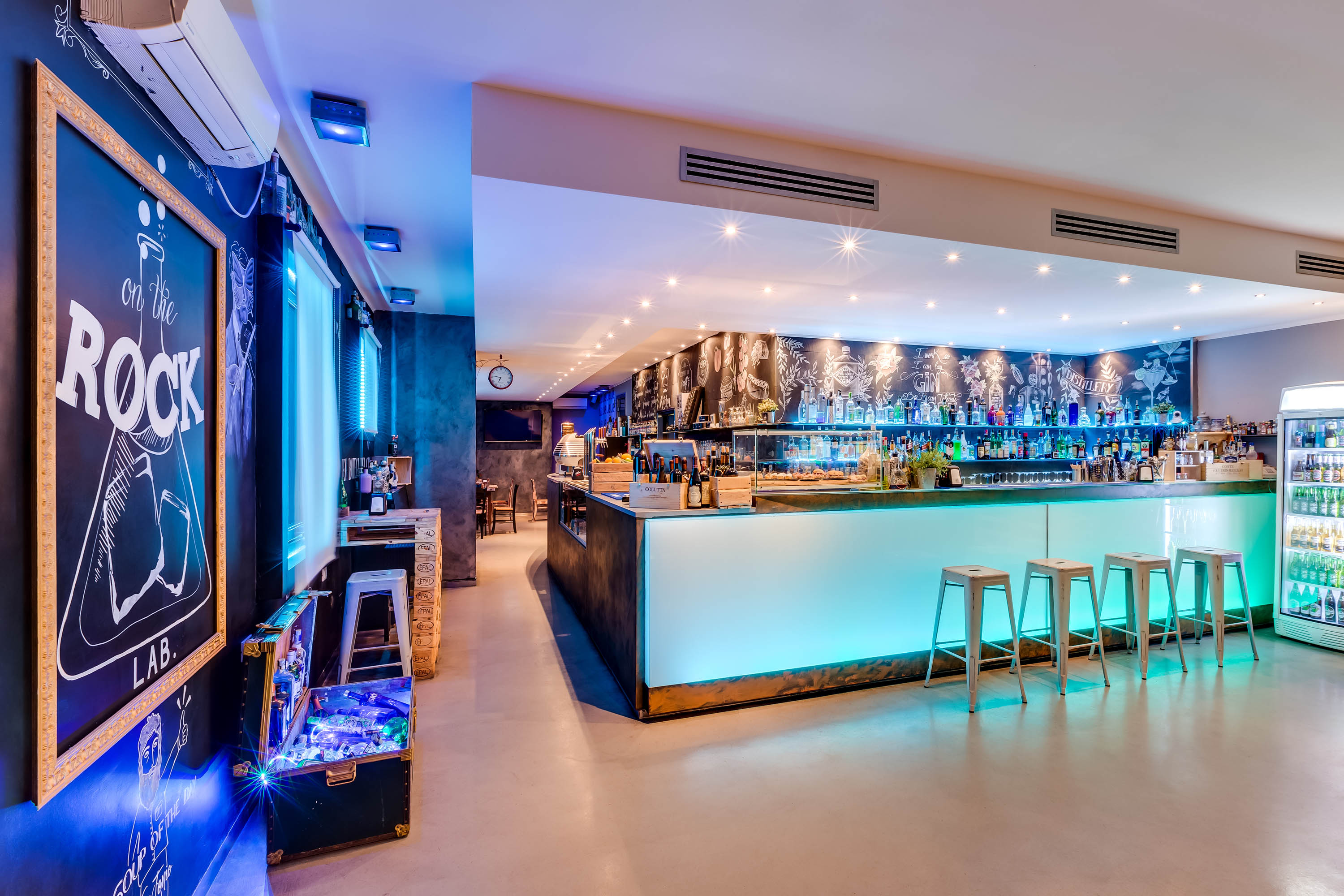 Servizi fotografici ristoranti foto ingresso bar serale illuminato a led con lavagna e luci blu viola verdi
