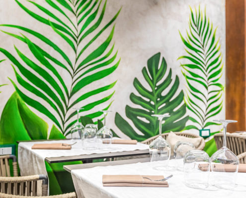 Servizi fotografici ristoranti fotografia mise en place ristorante di design con grafiche a muro verdi e ruggine