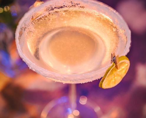 Servizio fotografico cocktails macrofotografia bicchiere sfondo viola lume di candela