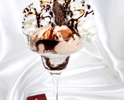 Servizio fotografico coppa gelato variegata al cioccolato con gianduiotti cioccolatini domori