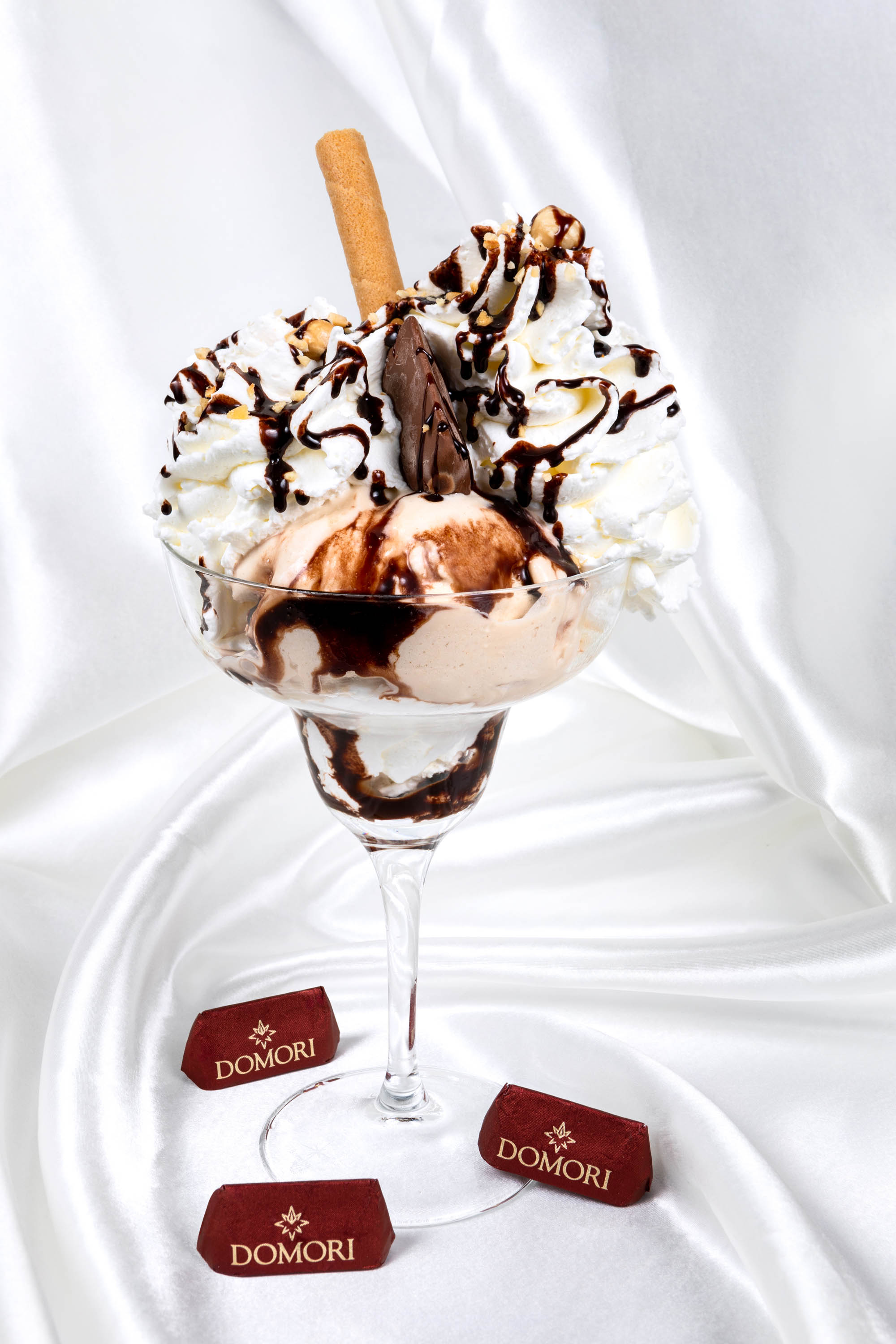 Servizio fotografico coppa gelato variegata al cioccolato con gianduiotti cioccolatini domori