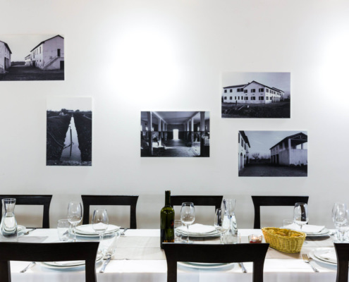 Servizio fotografico ristorante foto di design parete con fotografie e profilo delle sedie