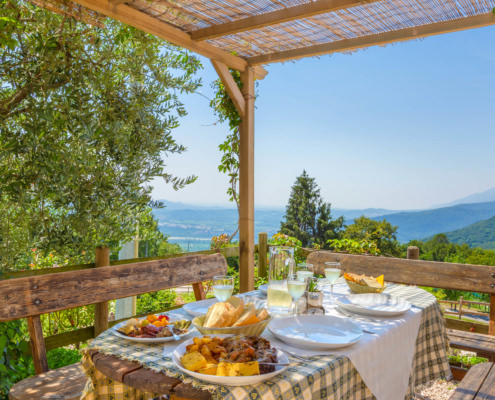 Servizio fotografico ristoranti foto con vista panoramica tavola imbandita carne e prosecco